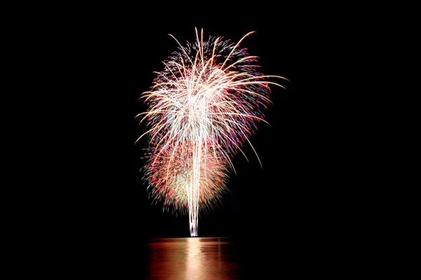 Fuegos artificiales o petardos en la oscuridad . —  Fotos de Stock