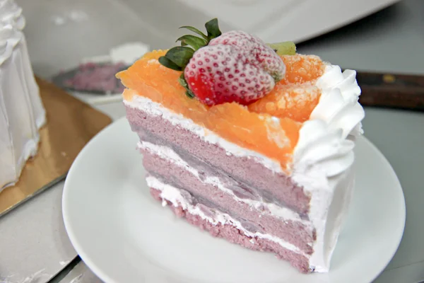 Gâteau aux fruits à la crème glacée . — Photo