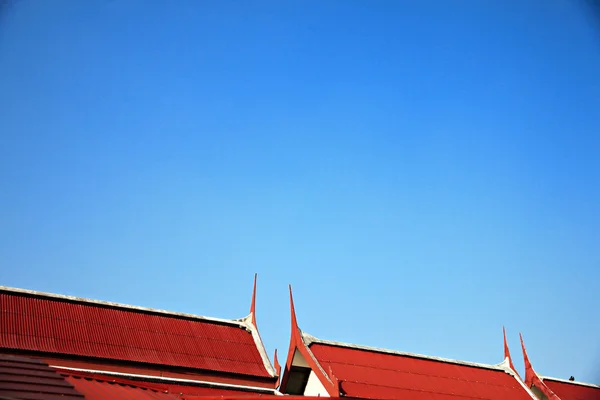 庙顶在蓝蓝的天空. — 图库照片