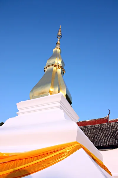Pagoda d'oro in Thailandia . — Foto Stock