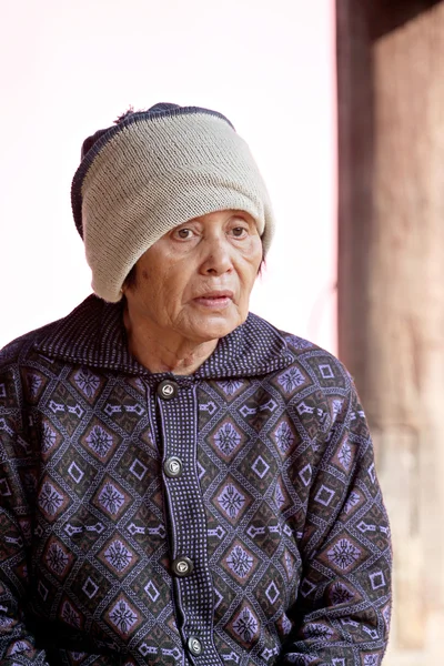 Портрет пожилой женщины и холодная погода . — стоковое фото