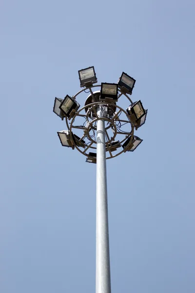 Reflektor na modré obloze. — Stock fotografie