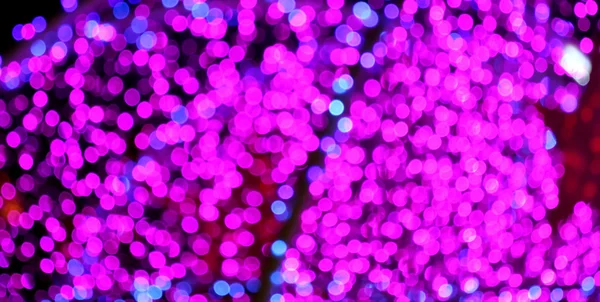 Ночью картина размыта фиолетовым боке. . — стоковое фото