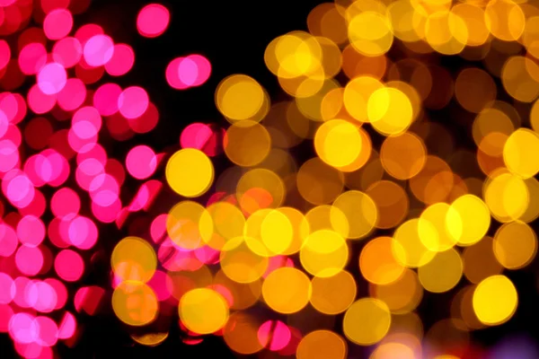 Photo floue avec mélange bokeh rose et jaune la nuit . — Photo