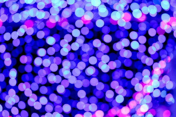 Изображение размыто синим и фиолетовым боке ночью . — стоковое фото