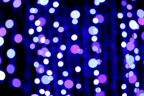 Изображение размыто синим и фиолетовым боке ночью . — стоковое фото