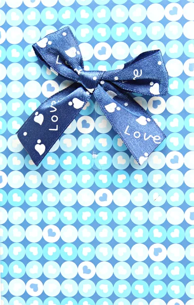 Blauwe geschenkdoos met een deksel geïsoleerd. — Stockfoto