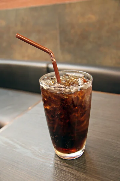 Cola y hielo en vaso de bebida . — Foto de Stock