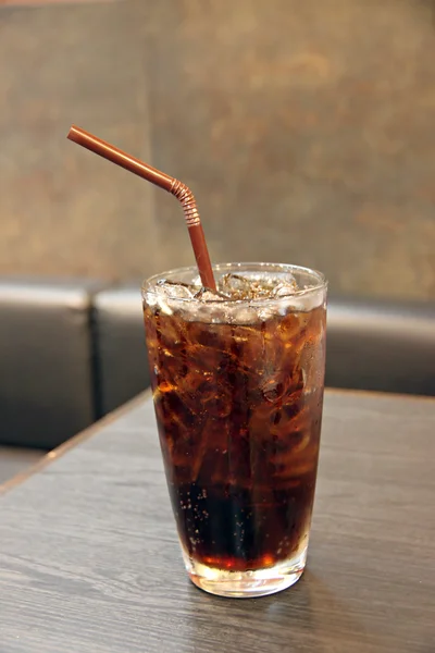 Cola och isen i glas av dryck. — Stockfoto