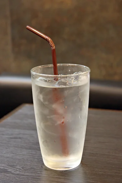 물과 음료 한 잔에 얼음. — 스톡 사진