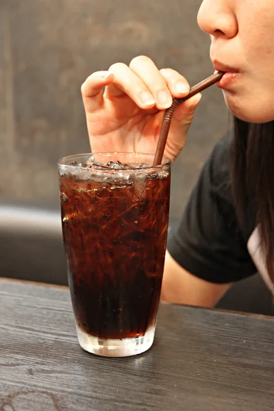 Frau trinkt Cola im Glas. — Stockfoto