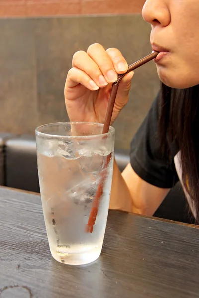 Eau et glace dans un verre de boisson . — Photo