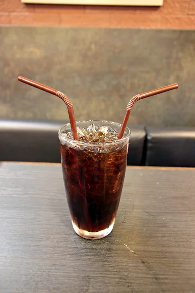 Cola und Eis im Glas. — Stockfoto
