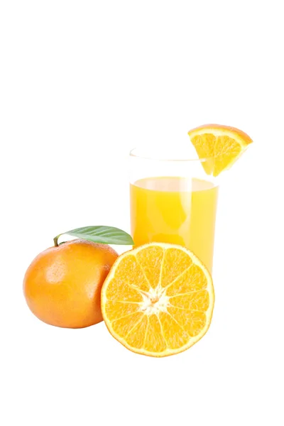 Mandarijn sinaasappels geïsoleerd op witte achtergrond. — Stockfoto