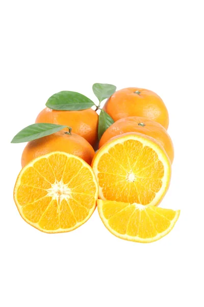 Mandarijn sinaasappelen geïsoleerd. — Stockfoto