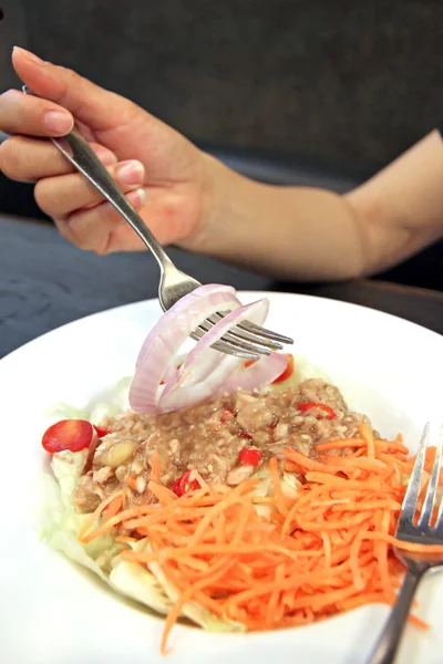 Ensalada de atún con zanahoria y cebolla . — Foto de Stock