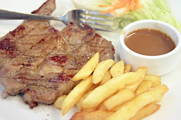 Carne di maiale con patatine fritte . — Foto Stock