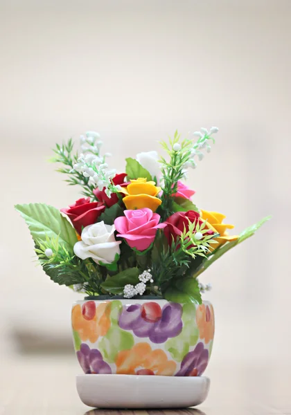 Vasi di fiori con rose colorate . — Foto Stock
