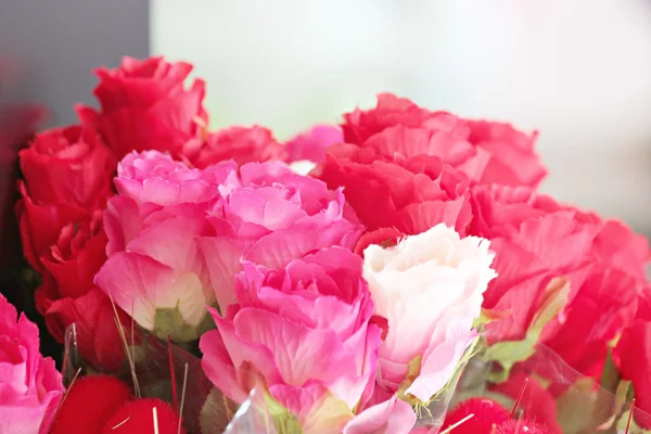 Rosas rojas y blancas. — Foto de Stock