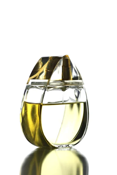 Bouteille de parfum d'or isolé . — Photo