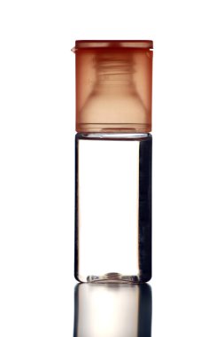 yalıtılmış turuncu parfüm şişesi.