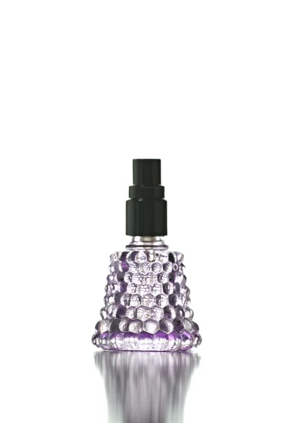 Fioletowe pojedyncze butelki z perfum. — Zdjęcie stockowe