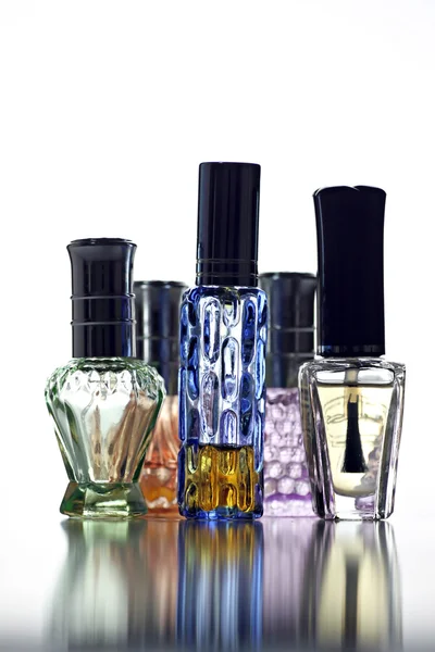 Veel fles met verschillende kleur geïsoleerd parfum. — Stockfoto