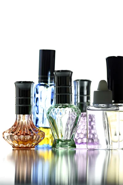 Molti bottiglia con profumo diverso colore isolato . — Foto Stock
