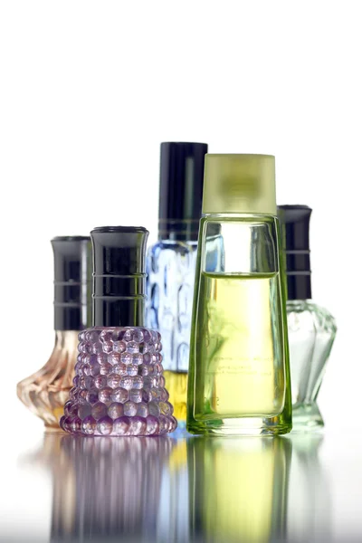 Veel fles met verschillende kleur geïsoleerd parfum. — Stockfoto