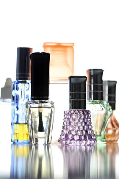 Veel fles met verschillende kleur geïsoleerd parfum. — Stockfoto