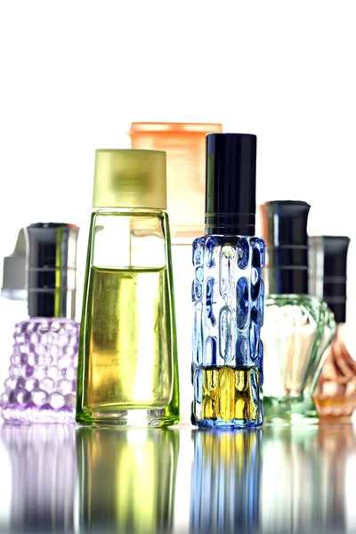 Veel fles met verschillende kleur geïsoleerd parfum. — Stockfoto