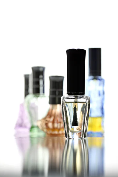 Beaucoup de bouteille avec parfum couleur différente isolé . — Photo