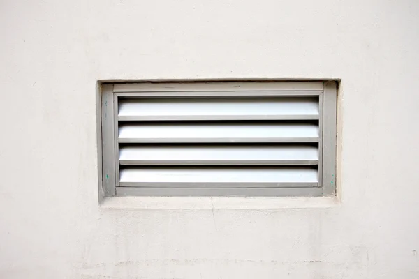 Crème kleur muur en deur ventilator. — Stockfoto