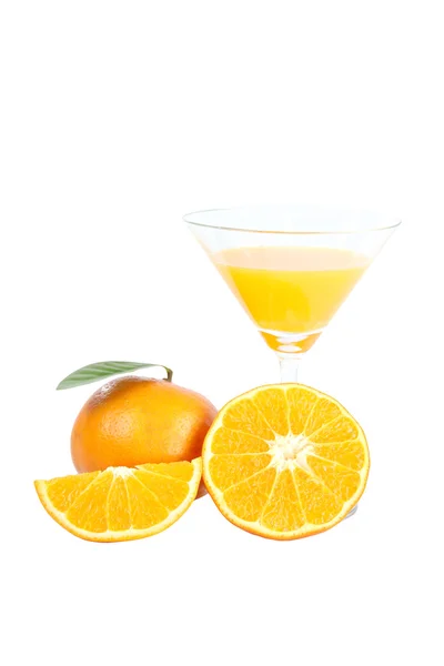 Mandarin apelsiner och glas isolerade. — Stockfoto