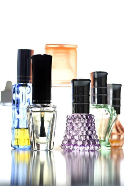 Molti bottiglia con profumo diverso colore isolato . — Foto Stock