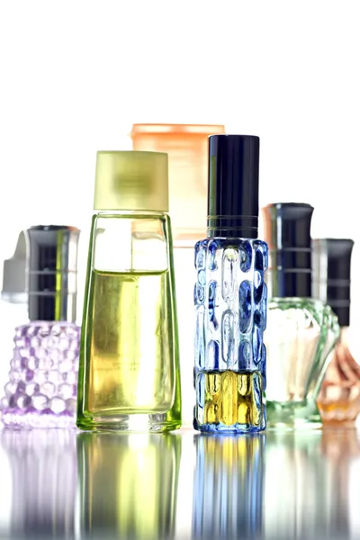 Veel fles met verschillende kleur geïsoleerd parfum. — Stockfoto