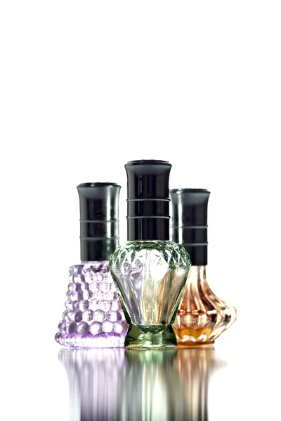 Birçok farklı renk izole parfüm şişe. — Stok fotoğraf