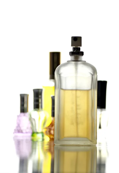 Багато пляшок з золотим кольором парфумів ізольовані . — стокове фото