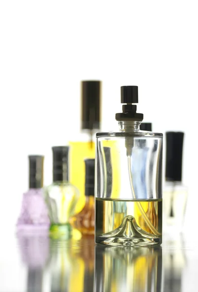 Beaucoup de bouteille avec la couleur de parfum d'or isolé . — Photo