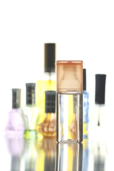 Veel fles met verschillende kleur geïsoleerd parfum. — Stockfoto