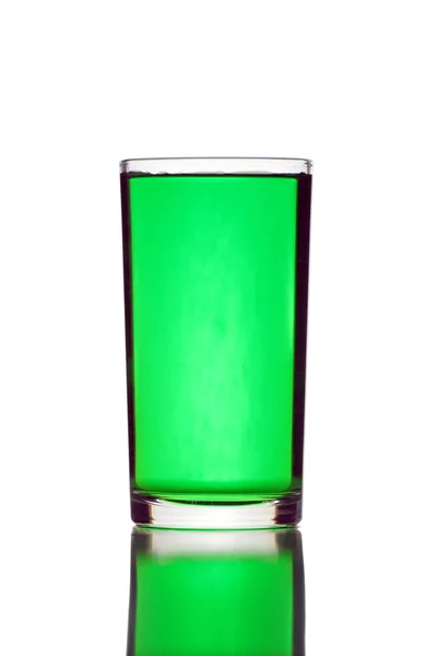 Groen water in glas geïsoleerd. — Stockfoto