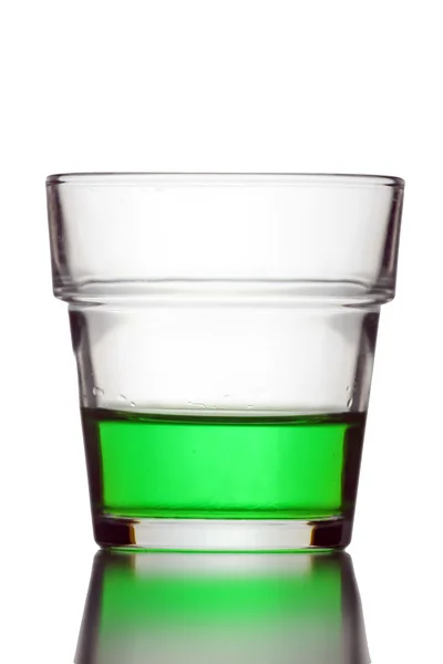 Eau verte en verre isolé . — Photo