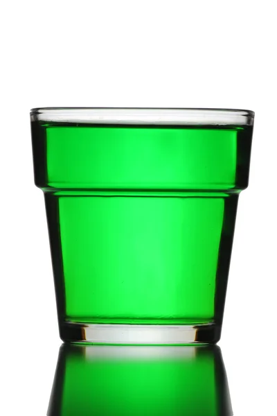 Agua verde en vidrio aislado . — Foto de Stock