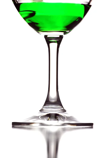 Grünes Wasser im Glas isoliert. — Stockfoto