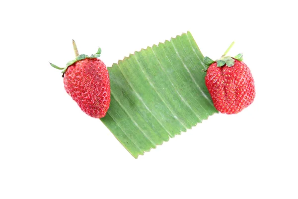 Erdbeere auf Bananenblatt isoliert. — Stockfoto