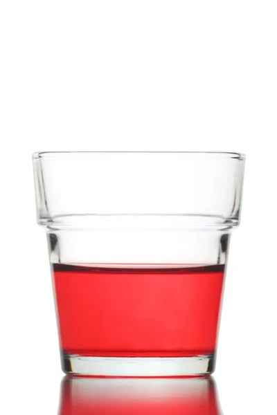 Air merah dalam Kaca terisolasi . — Stok Foto