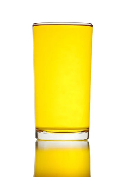 Gelbes Wasser im Glas isoliert. — Stockfoto