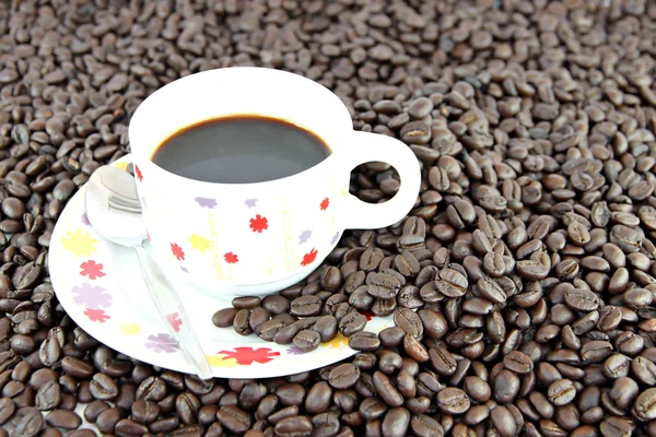 Grãos de café e xícara branca. — Fotografia de Stock