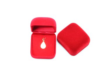 izole kırmızı mücevher kutusu.