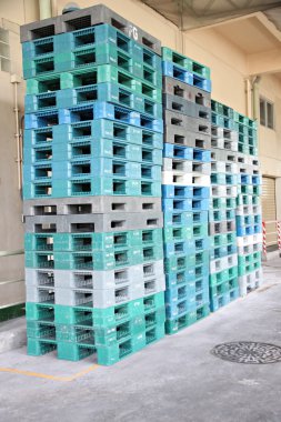 Plastik Paletler yığılmış kazalara neden olabilir.